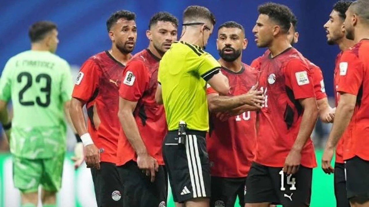 مباراة مصر والأرجنتين تفتح باب تعديل لوائح الـVAR عالميًا حسب خبير تحكيمي